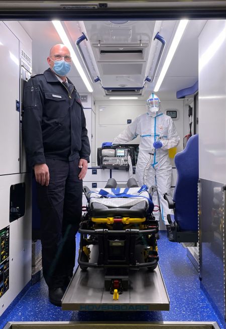 Transport von COVID-19-Infizierten ist aufwendig und bindet viel Zeit beim Krankentransport -  Stefan Kaiser, Leiter des Rettungsdienstes und eine Einsatzkraft in erweiterter Schutzausrüstung  Bild: Rettungsdienst, Kreis Paderborn